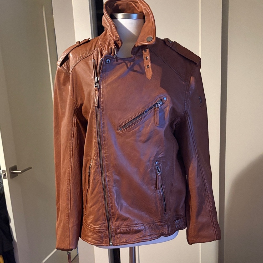 Mauritius men’s Malic cognac leather jacket. Sz XL but runs small.